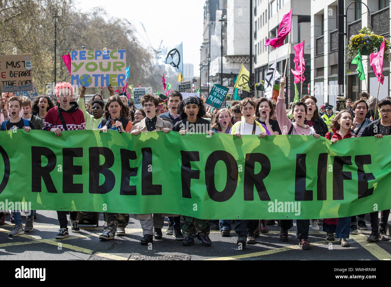 Aussterben Rebellion Demonstranten versammeln sich in Hyde Park Corner weiterhin das Klima Protest durch Marble Arch versammeln in Piccadilly Circus, Großbritannien Stockfoto