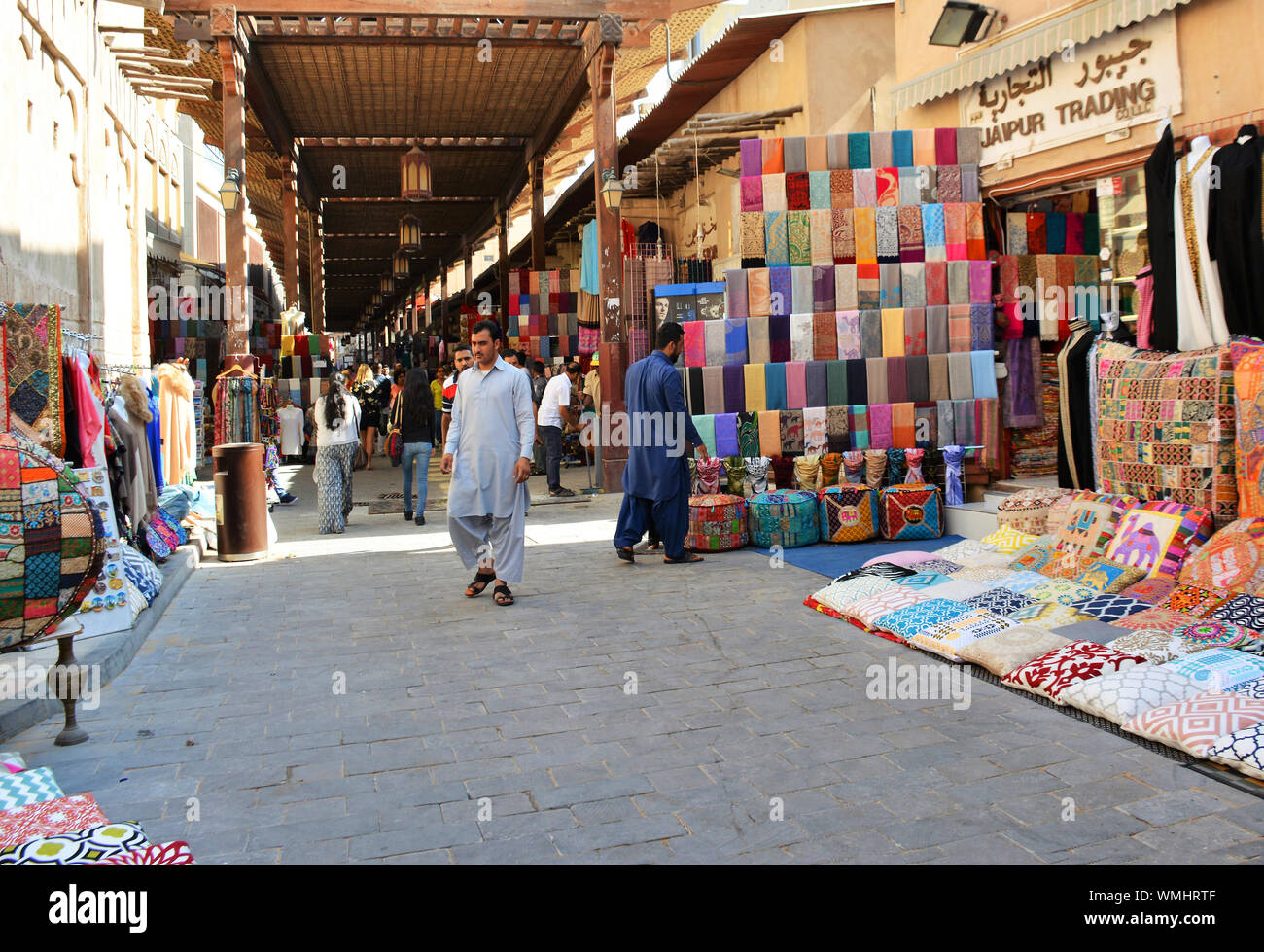 Anbieter und Käufer Spaziergang durch die textile Souk in Dubai, VAE Stockfoto