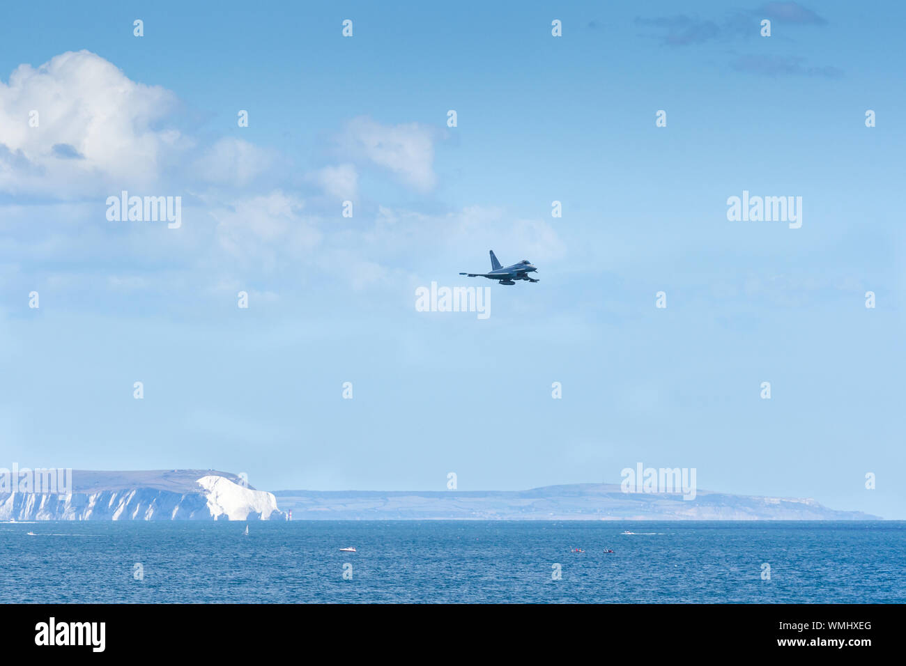 RAF Typhoon Jet fliegen an der Bournemouth Air Festival 2019, mit der Isle of Wight und die Nadeln im Hintergrund Stockfoto