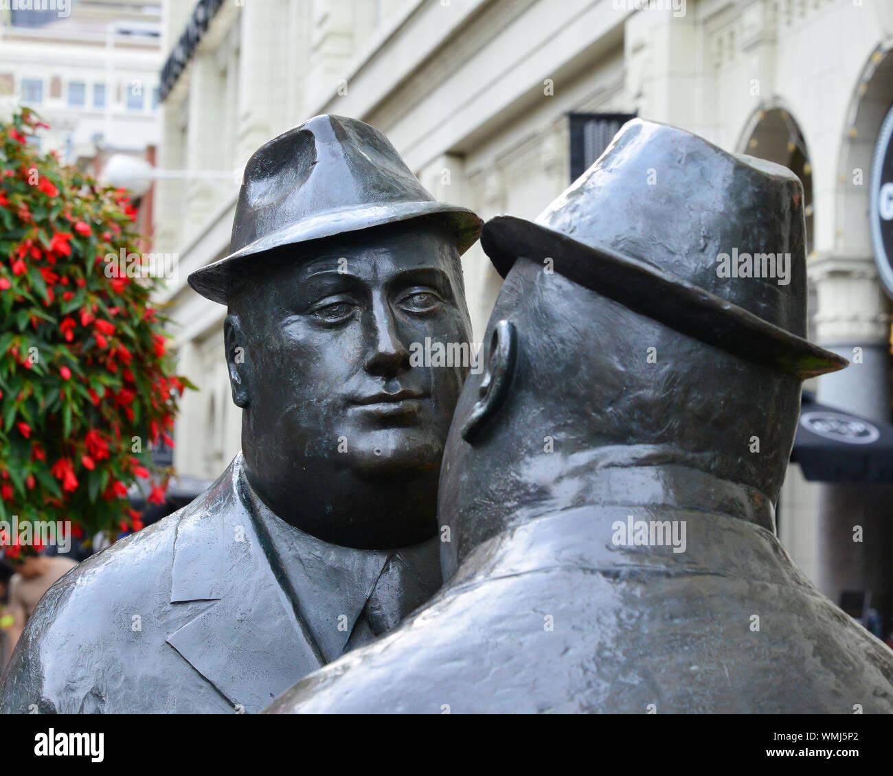 Eine der vielen Stücke von Kunst im öffentlichen Raum in der Innenstadt von Calgary, Alberta, Kanada. Dieses ist das Gespräch genannt. Stockfoto
