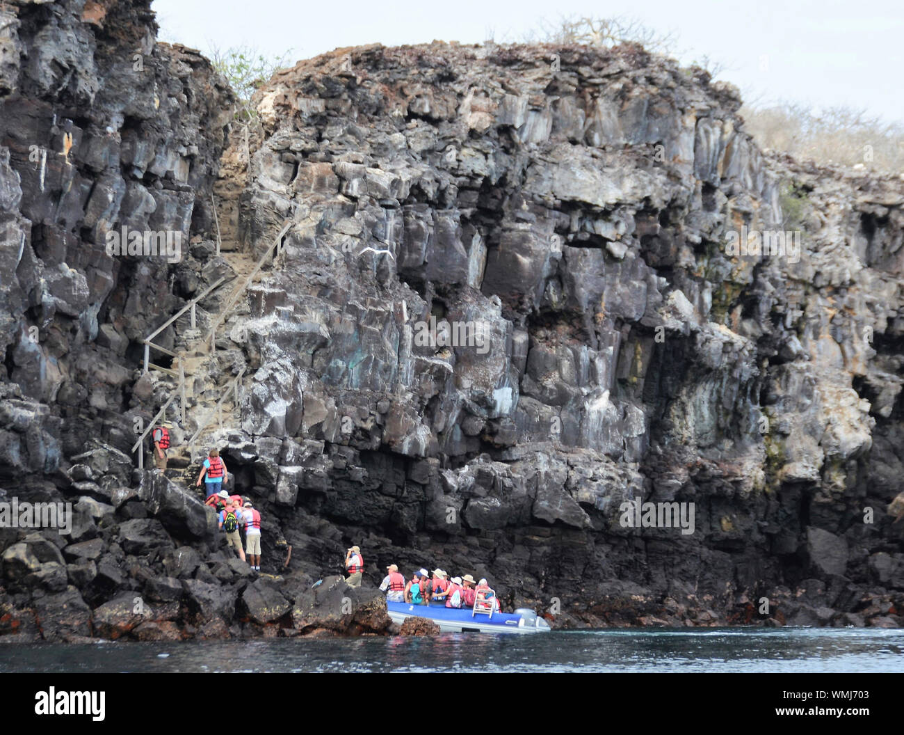 Eine Expedition von Touristen kommen an Isla Genovesa und wird Prinz Phillips Treppe. Stockfoto