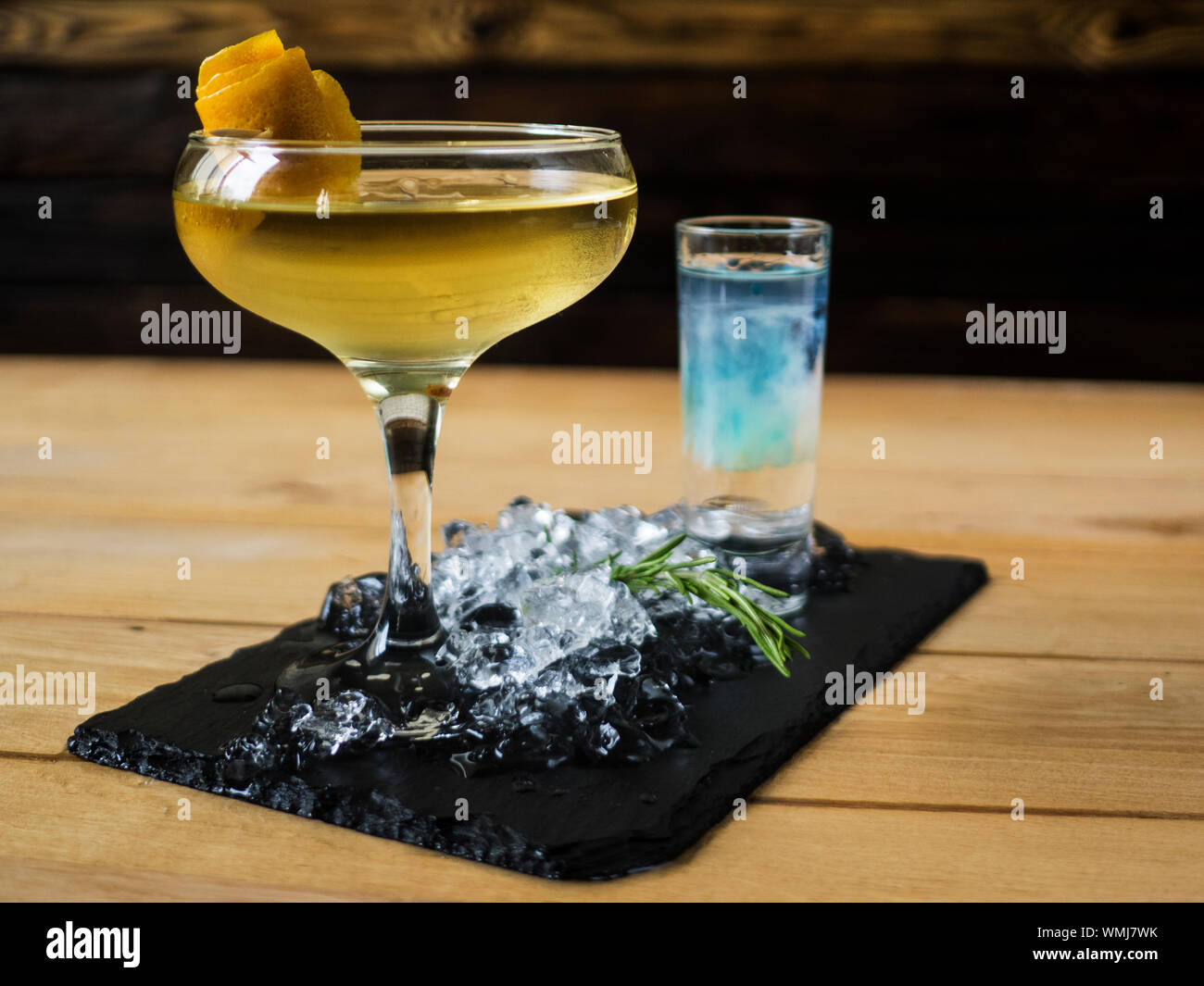Close-up an Cocktails auf Schiefer am Tisch Stockfoto
