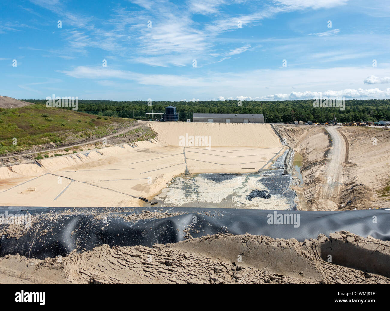 Neue Entsorgung Zelle wird auf Deponien mit großen Loch ausgegraben gebaut, geokunststoffen Ton base Liner installiert und Rohrleitungen und Sand werden festgelegt. Stockfoto