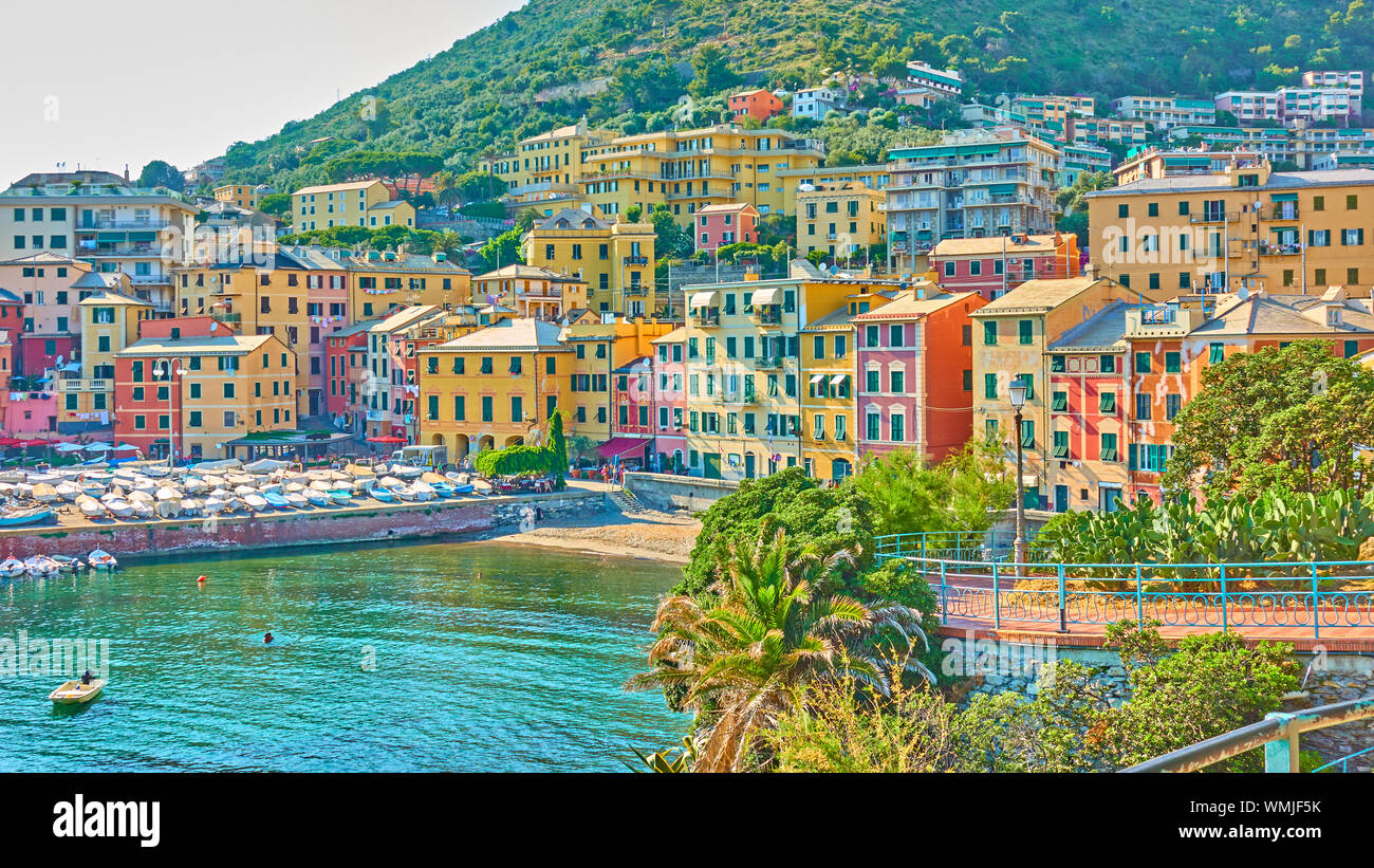 Küsten italienischen Stadt - Waterfront mit Gebäuden, die durch das Meer in Genua Nervi im Sommer Abend Stockfoto