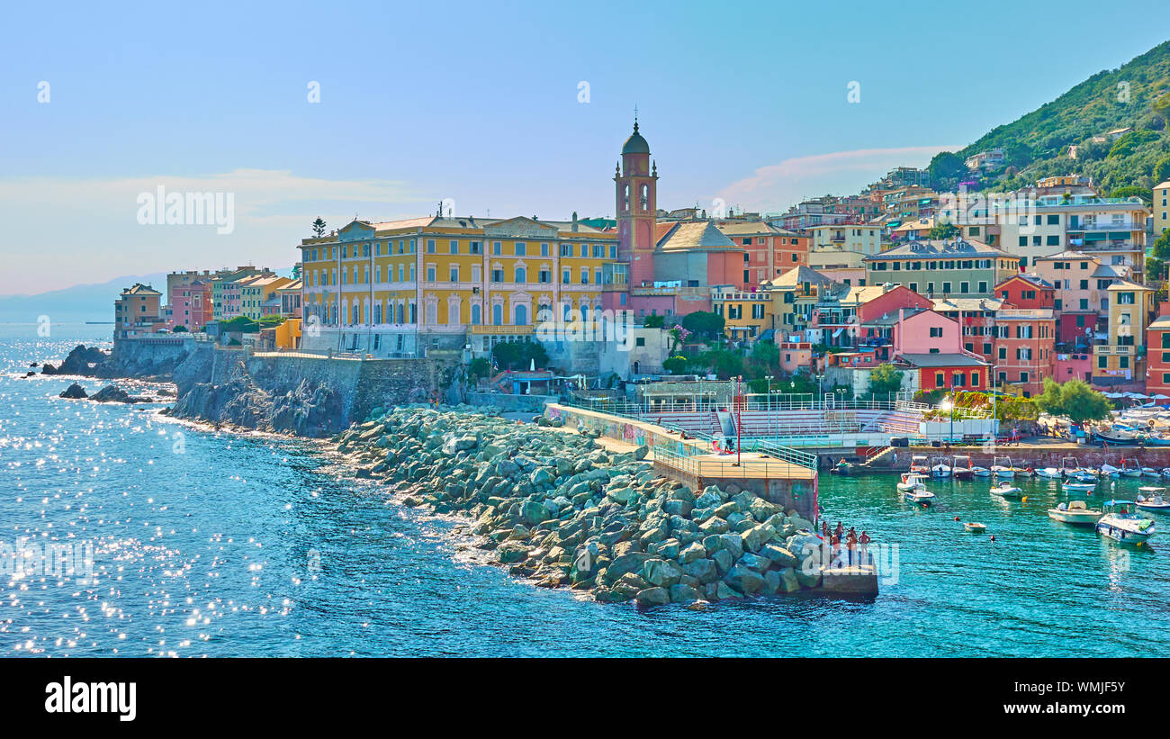 Panoramablick auf Meer mit Gebäuden, die durch das Meer in Genua Nervi, Italien Stockfoto