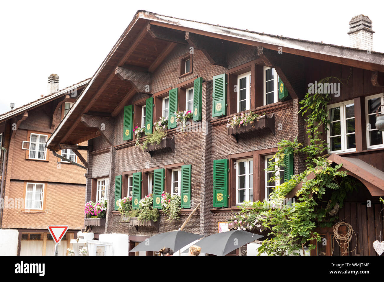 Traditionelle Schweizer Architektur ziert ein Steinhaus in der Altstadt von Brienz, Schweiz, im Berner Oberland. Stockfoto