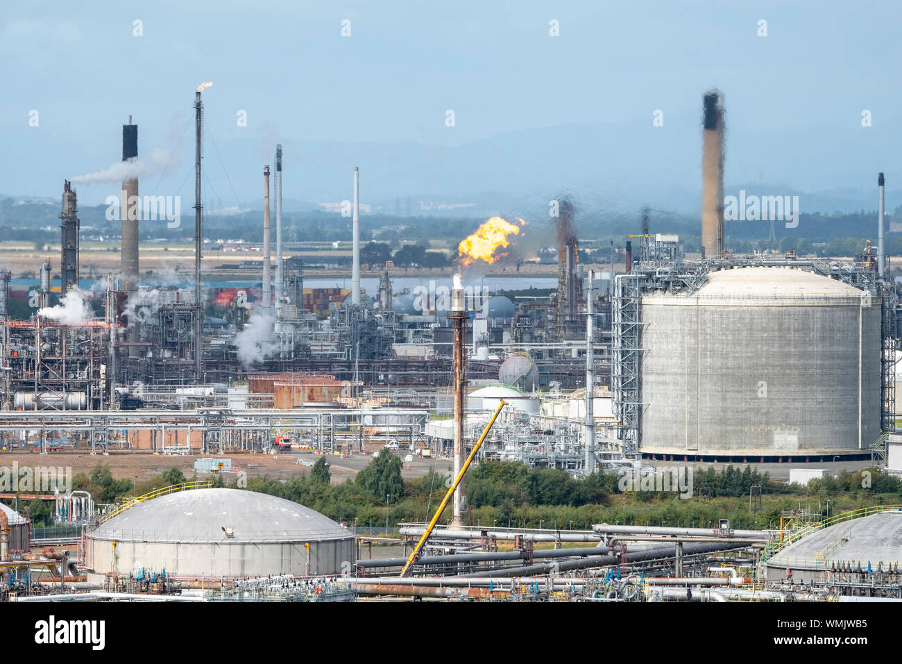 Gas flare brennenden Stapel an der Raffinerie Grangemouth, Schottland Stockfoto