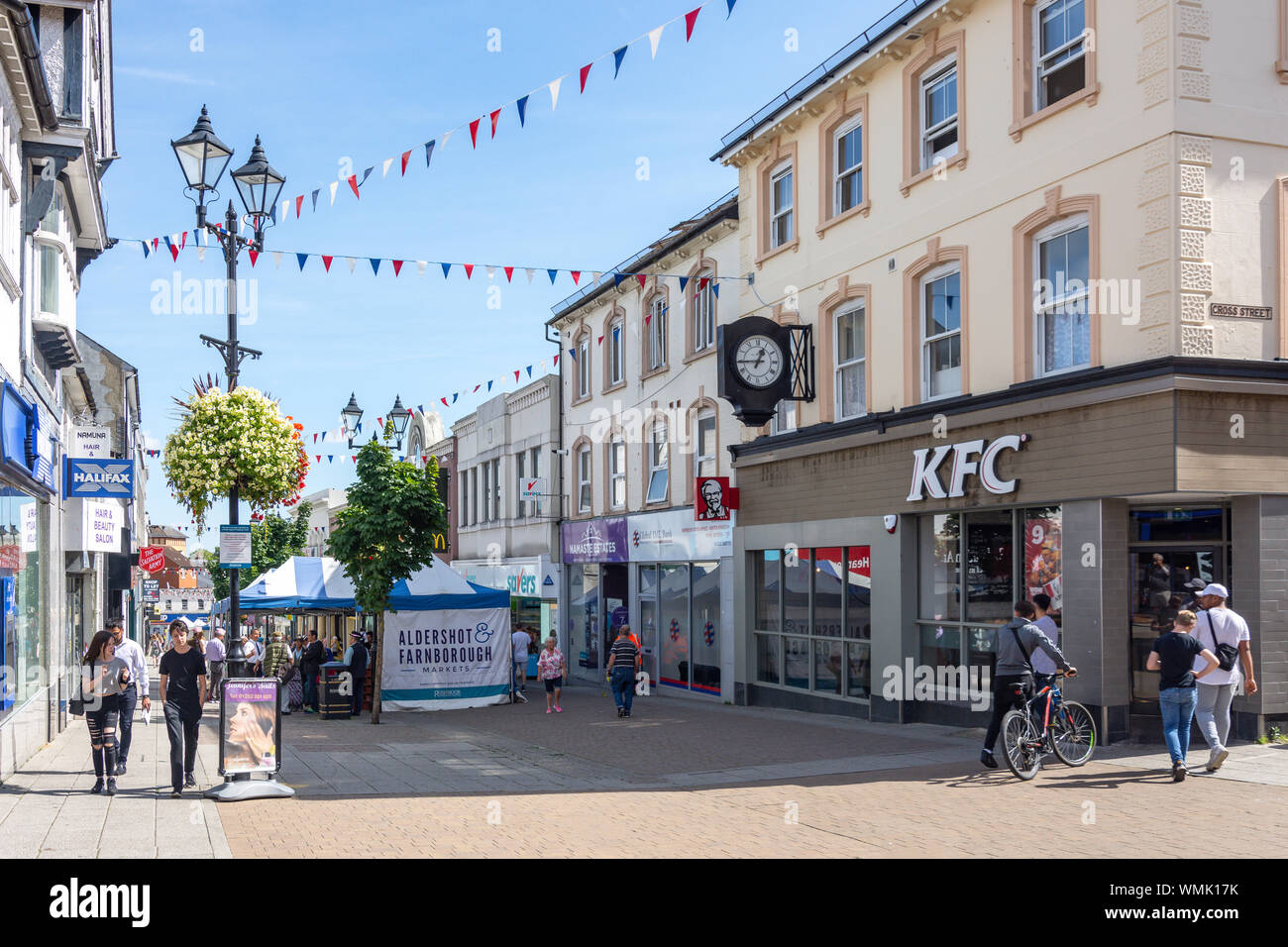 Marktstände auf Fußgängerzone Union Street, Aldershot, Hampshire, England, Vereinigtes Königreich Stockfoto