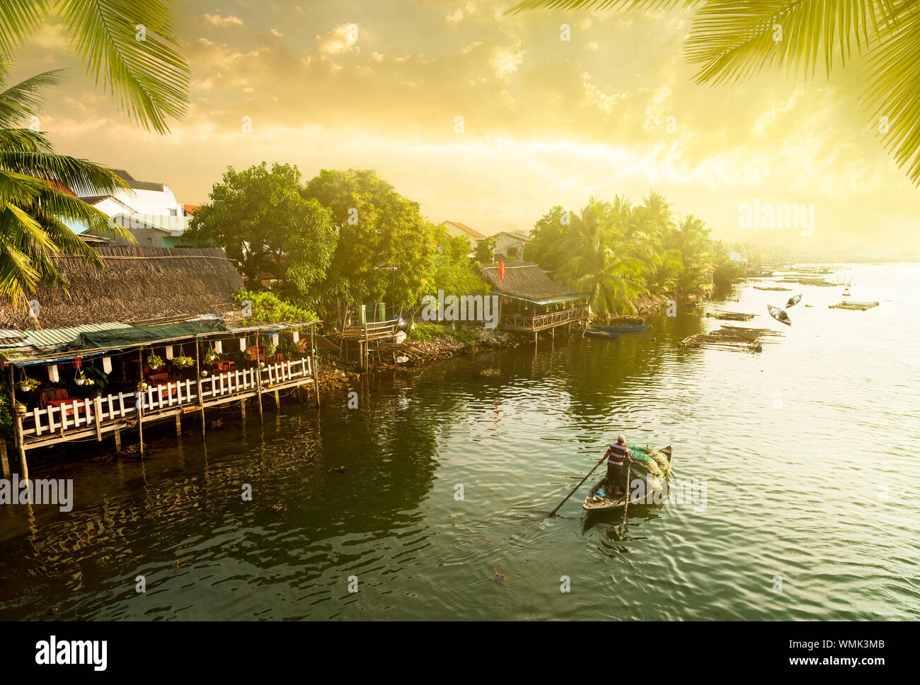 Traditionelle Fischer auf dem Fluss bei Sonnenuntergang, Hoi An - Vietnam Stockfoto