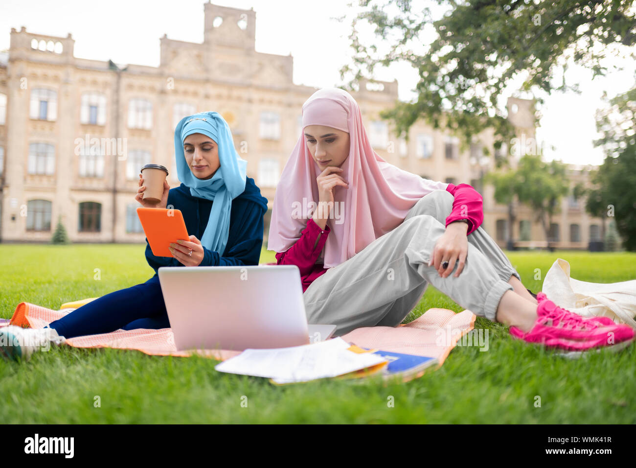 Muslimische Frauen junge Studenten Vorbereitung Präsentation im Park Stockfoto