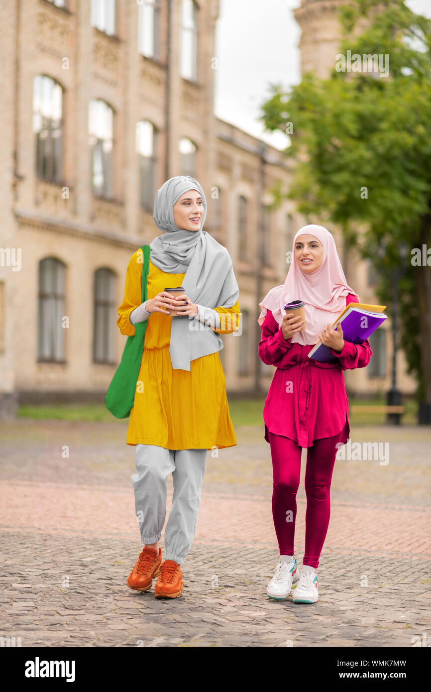 Stilvolle muslimische Studenten an der Universität zusammen Stockfoto