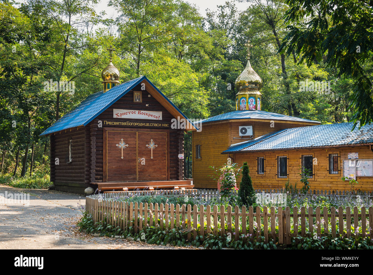 Kiew, Ukraine - 3. September 2019: Babyn Jar Memorial Christlich-orthodoxen Holzkirche Kapelle, die dem Opfer von Babi Jar bei Kiew, Ukraine. Stockfoto
