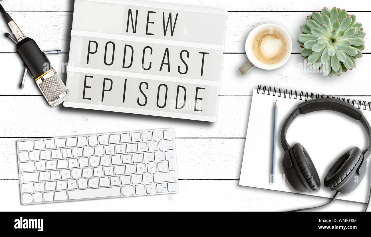 Podcasting Konzept, Blick von oben auf die Wörter neuer Podcast Episode auf Leuchtkasten auf Tabelle mit Mikrofon und Computer Tastatur Stockfoto