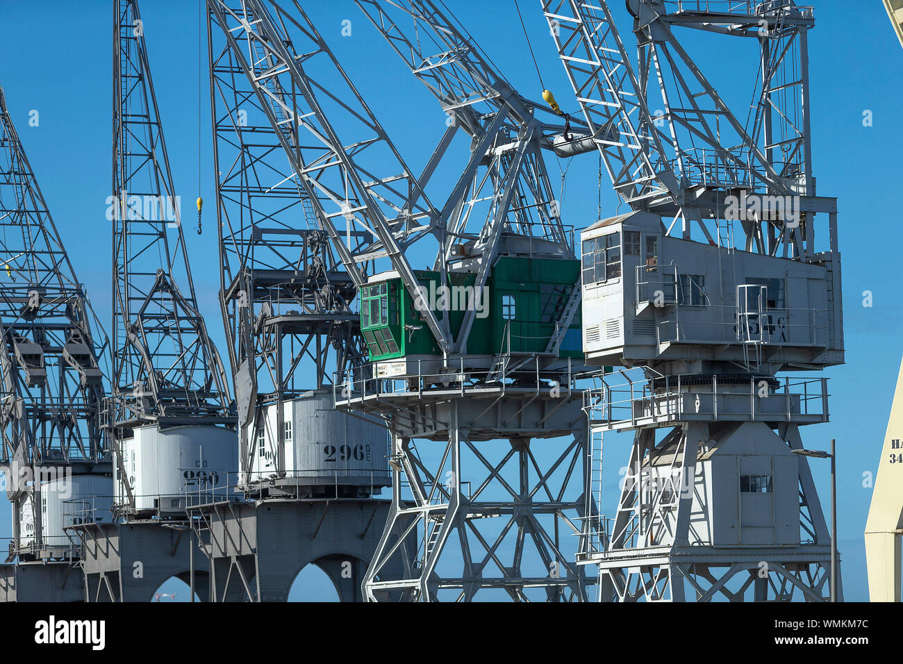 Die alte Industriekrane stehen noch im Hafen von Antwerpen Stockfoto