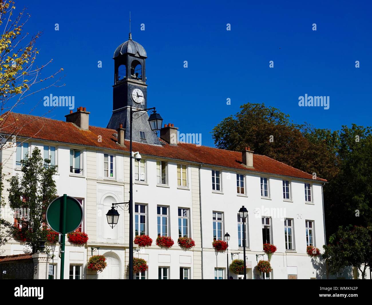 Gebäude Saint-Exupéry, Gehäuse die städtische Bibliothek, Schule für Musik und Tanz, und das Amt des kulturellen Lebens, Andrésy, Frankreich Stockfoto