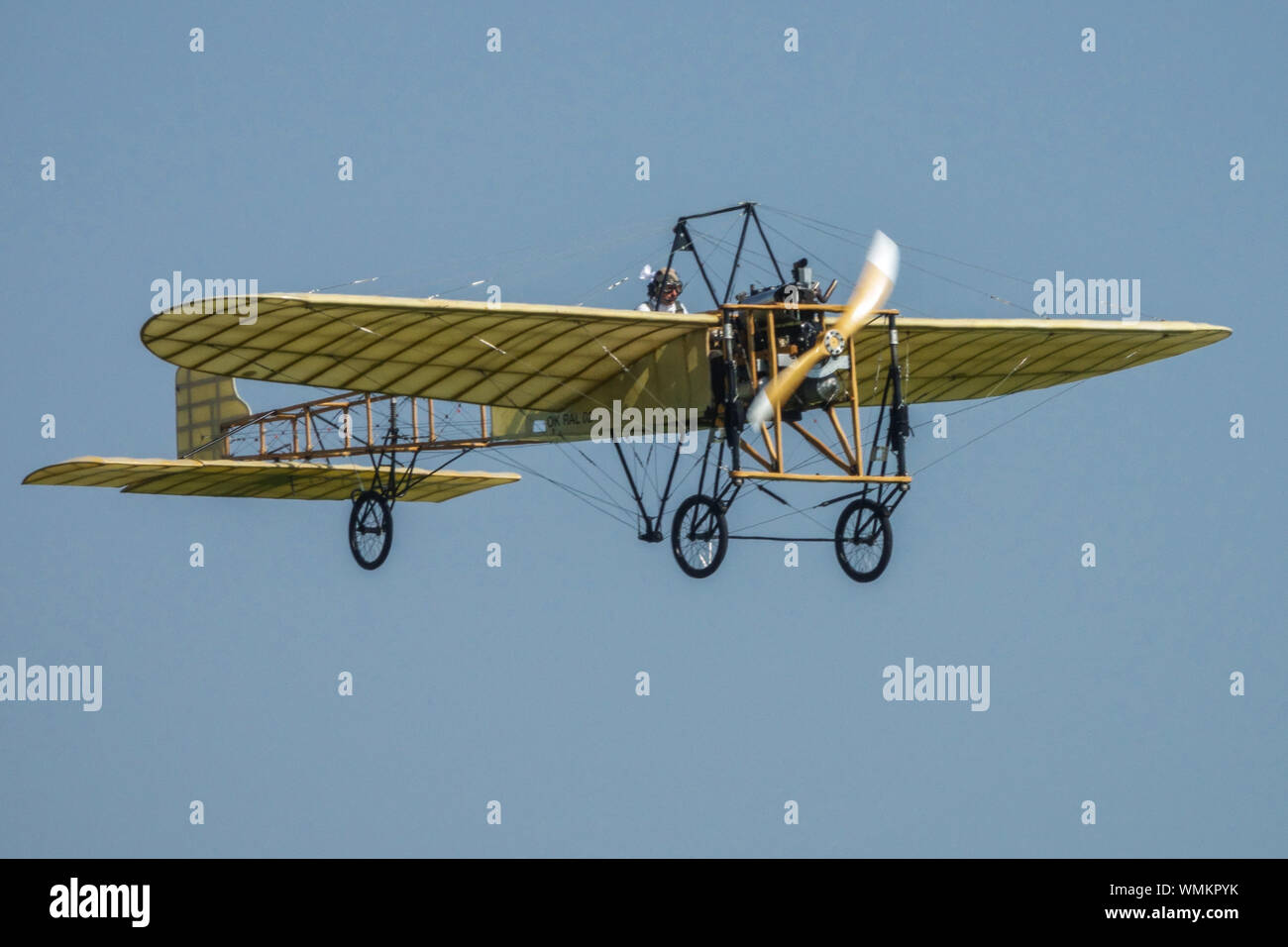 Bleriot XI fliegende Flugzeuge Flugzeuge Flugzeuge Flugzeuge Flugzeuge Flugzeuge Flugzeuge Flugzeuge Flugzeuge Flugschau Display Stockfoto