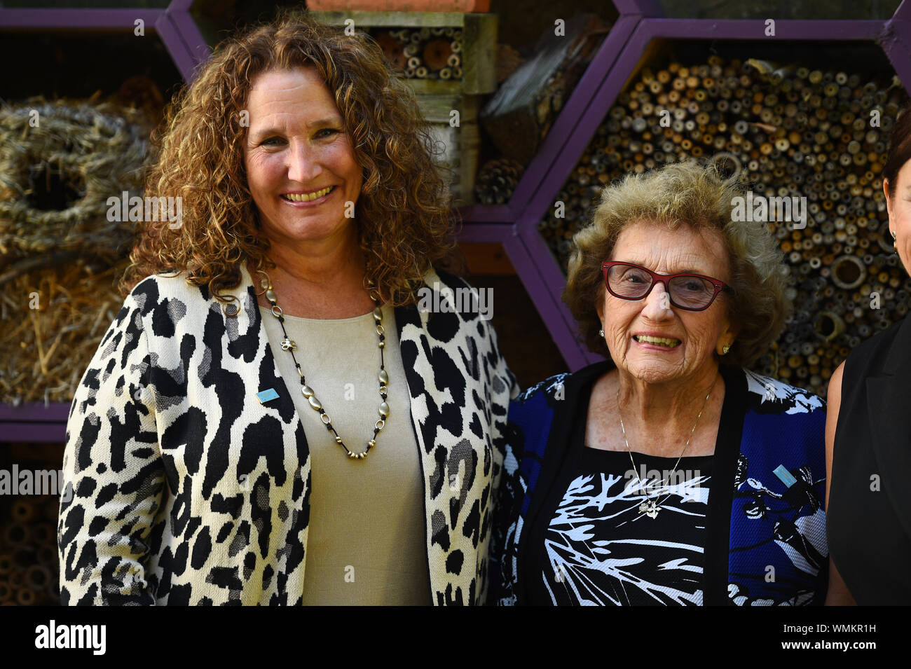 Anne Pence Poynter (links) und Nancy Pence Fritsch, die Schwester und Mutter der Vice President Mike Pence, bei einem Besuch der Biene Terrasse an St Ermin's Hotel in Westminster, London. Stockfoto