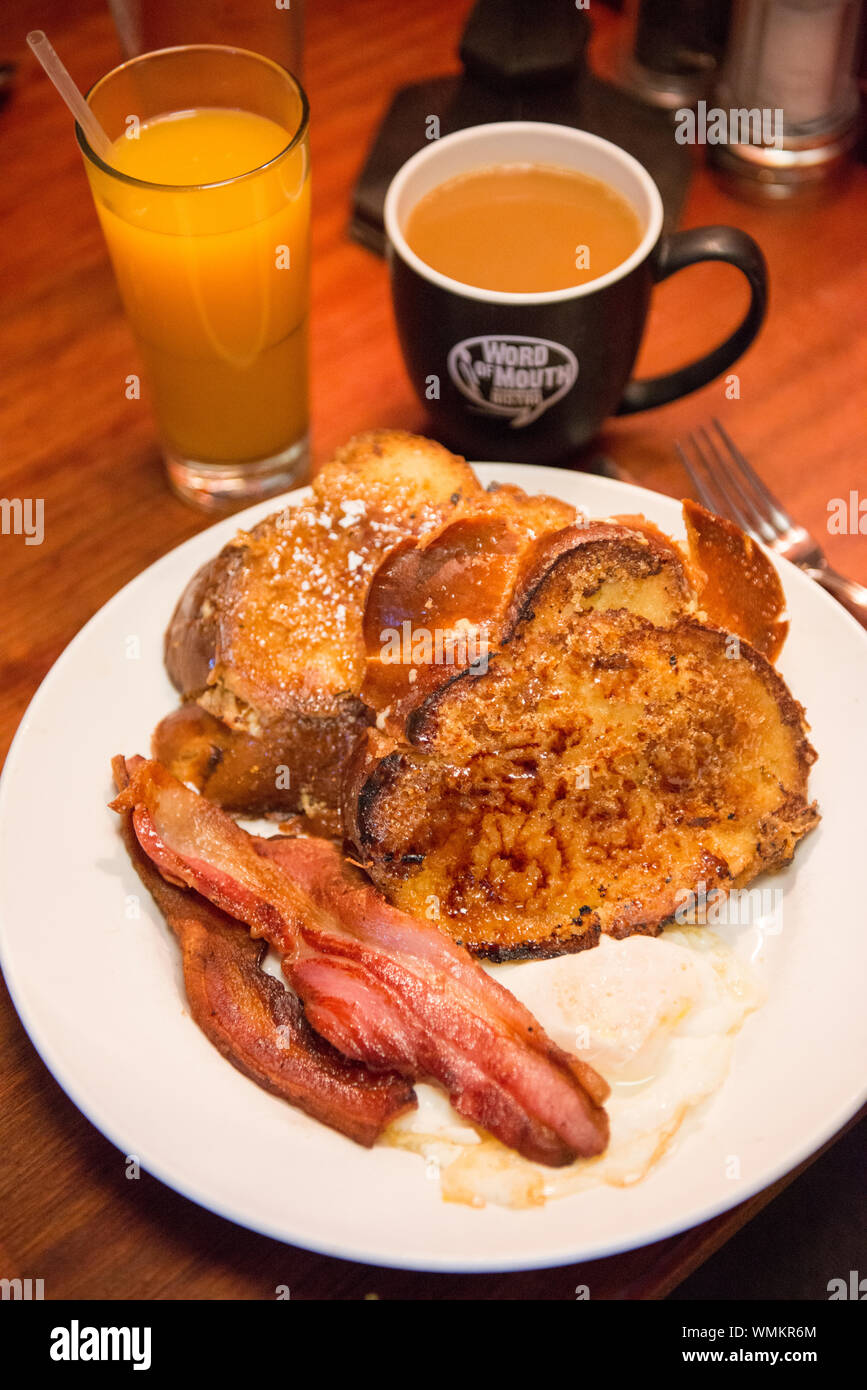 Crème brûlée French Toast mit Schinken und Ei auf Mundpropaganda Bistro, ein beliebtes Frühstück und Mittagessen in Salem, Oregon. Stockfoto