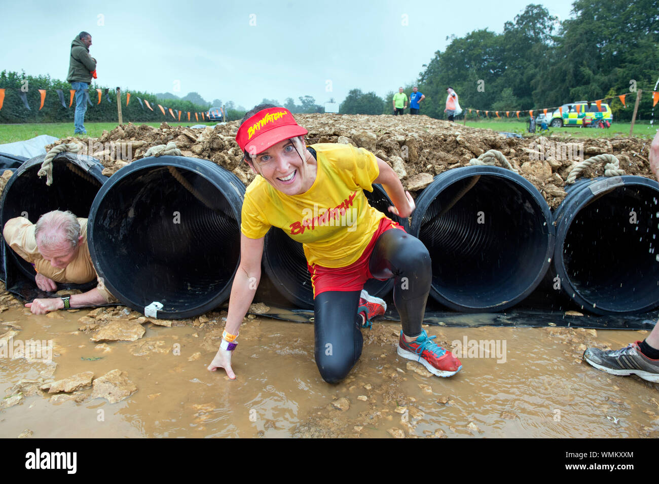 Ein Konkurrent bei der Aushandlung der "Kiss von Schlamm' Hindernis im harten Mudder Ausdauer Event im Badminton Park, Gloucestershire, Großbritannien Stockfoto