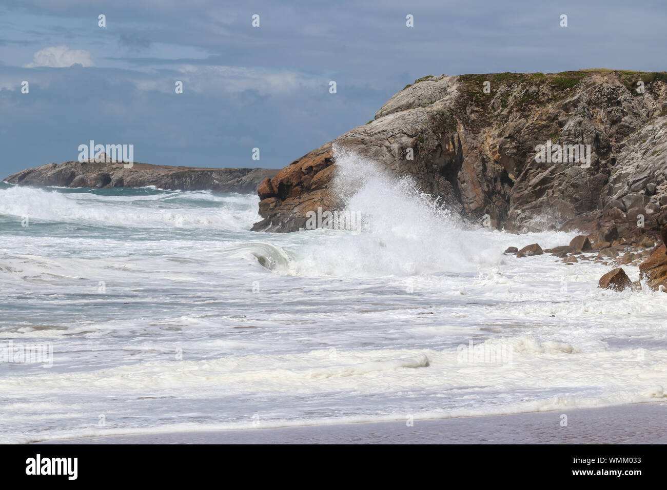 Starke Wellen des Atlantik auf wilden Küste der Halbinsel von Quiberon, Bretagne, Frankreich Stockfoto