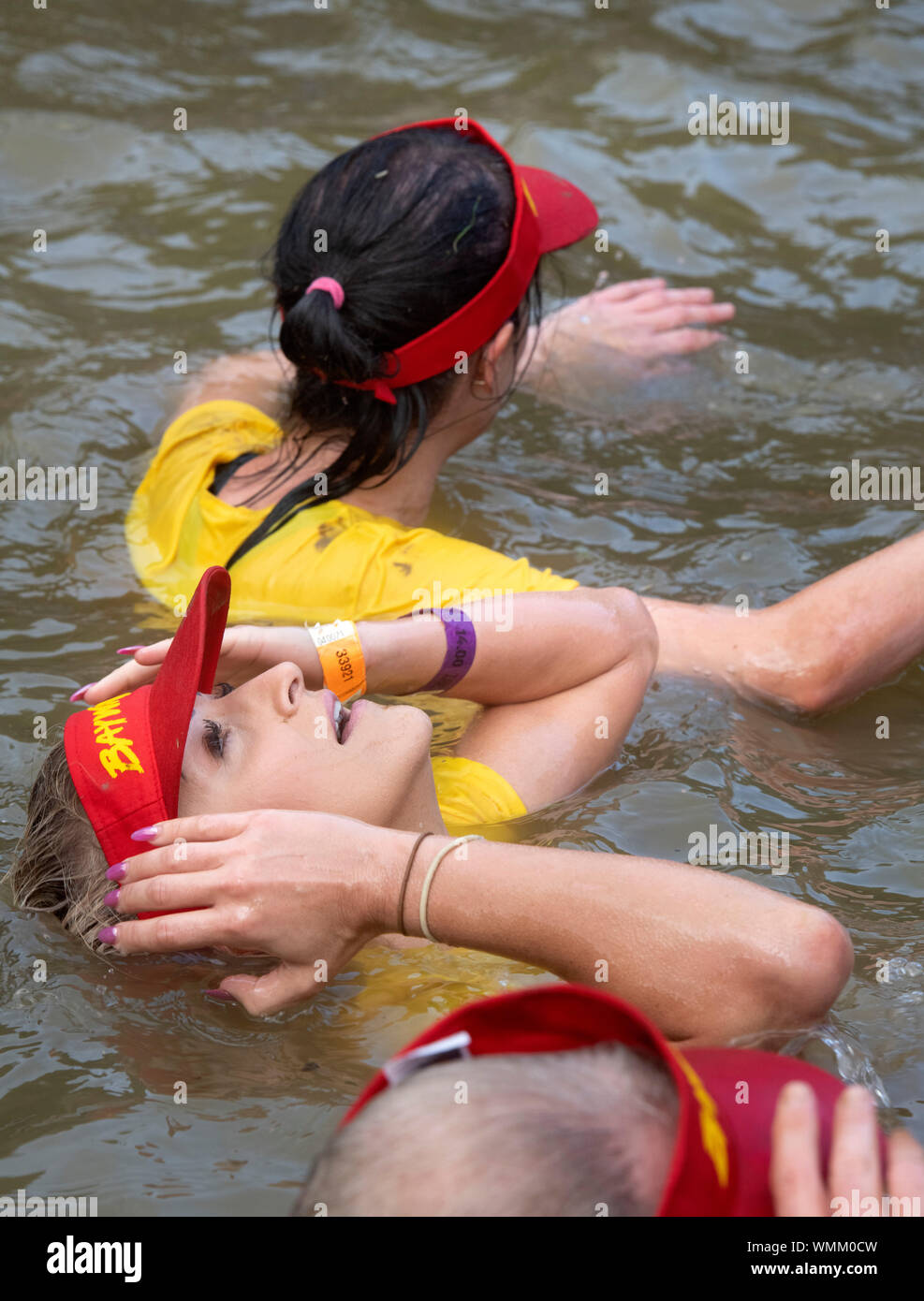 Ein Kandidat im "Block Ness Monster' Hindernis im harten Mudder Ausdauer Event im Badminton Park, Gloucestershire, Großbritannien Stockfoto