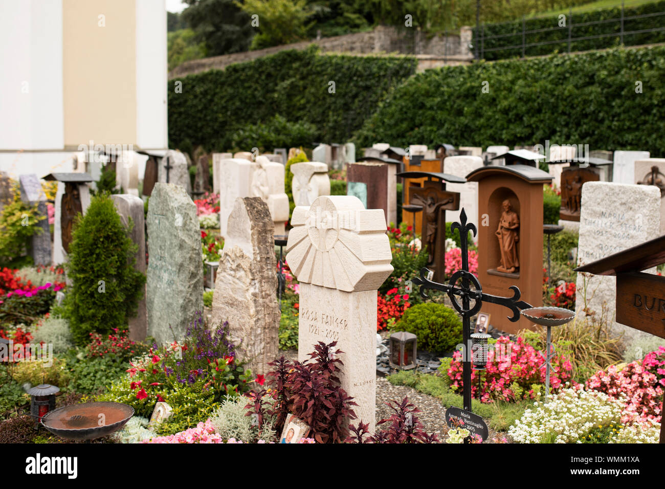 Grabsteine und Blumen auf dem Friedhof der katholischen Kirche St. Peter  und Paul in der Stadt Sarnen im Kanton Obwalden in der Schweiz  Stockfotografie - Alamy