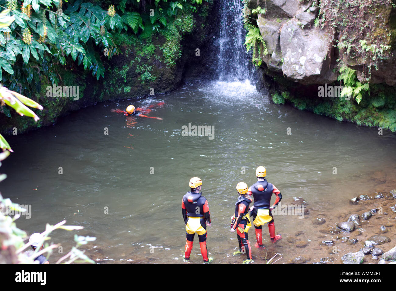 Coasteering, Canyoning, Abseilen - Extreme Sports - Azoren Stockfoto