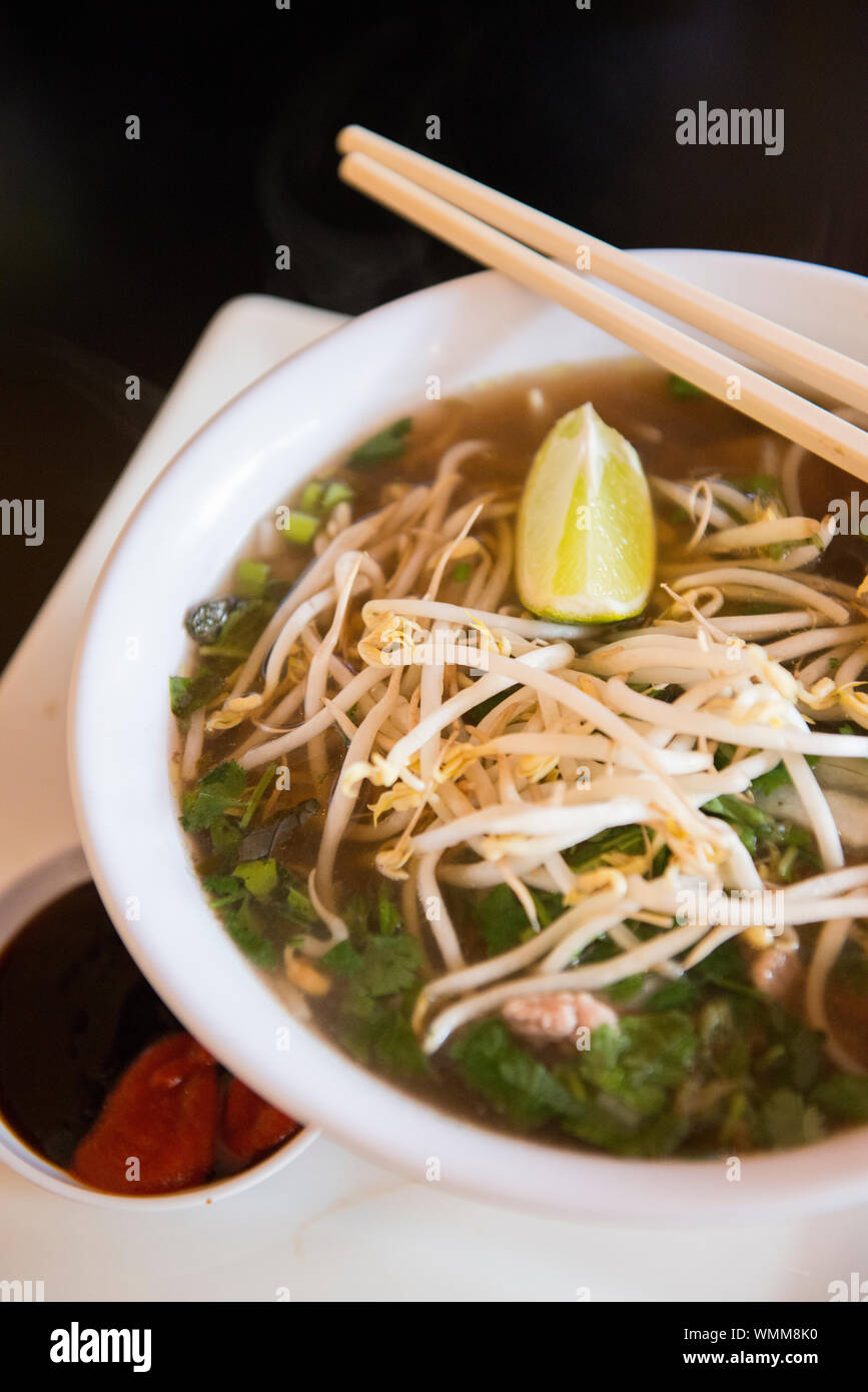 Eine große Schüssel Pho, Rindfleisch oder vietnamesische Nudelsuppe. Wild Pear ist ein Restaurant mit Northwest Gerichte zum Mittag- und Abendessen in der Innenstadt von Verkauf inspiriert Stockfoto