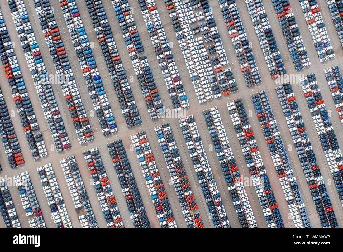 Großer Parkplatz mit vielen neuen Autos. Antenne Top View Stockfoto