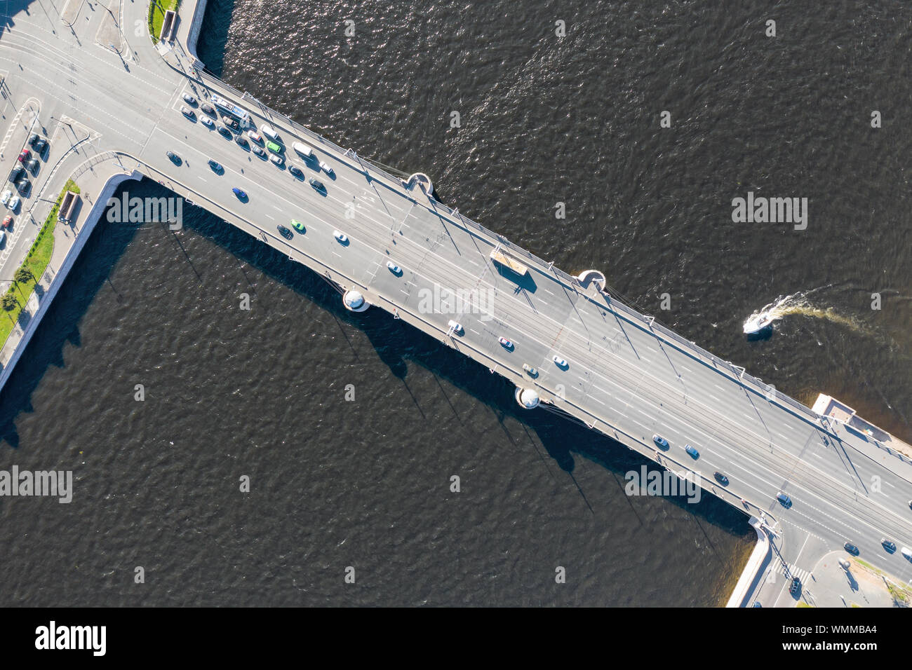 Brücke über den Fluss mit Verkehr top Luftaufnahme. Das Leben in der Stadt Thema Bild Stockfoto