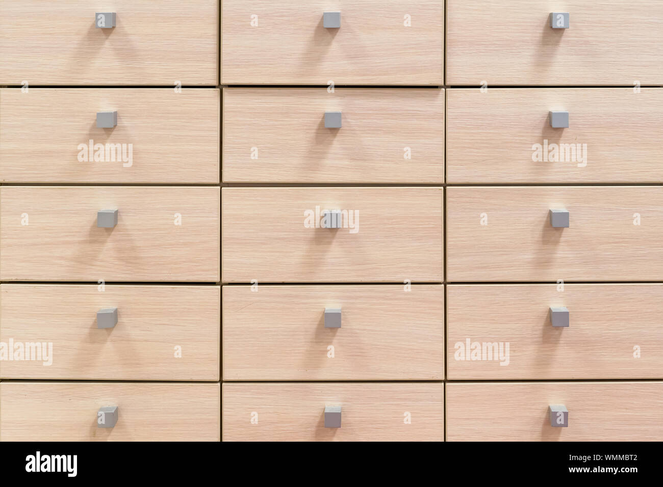 Holzgehäuse mit vielen Schubladen. Office Thema Textur und Hintergrund Stockfoto