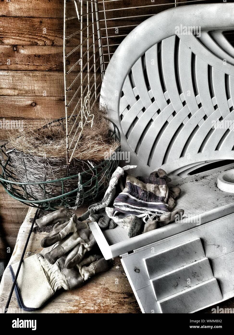 Bird's Nest durch verlassene Stuhl und Handschuhe Stockfoto
