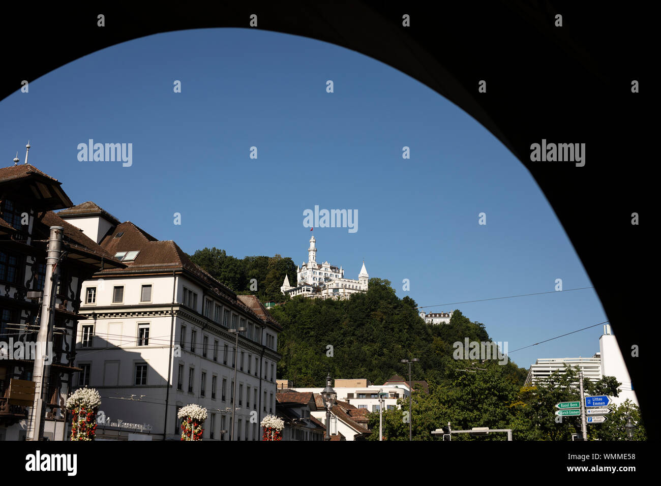 Blick auf das Hotel Chateau Gütsch in einem Schloss aus dem 19. Jahrhundert mit Blick auf die Stadt Luzern, Schweiz. Stockfoto