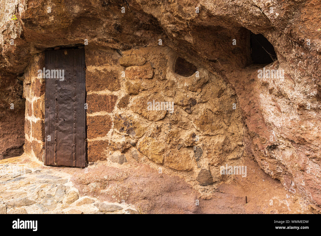 Alte Höhlenwohnung mit rostigem Metall Tür, Abstellraum in Barranco Seco, Anaga, Teneriffa, Kanarische Inseln, Spanien Stockfoto