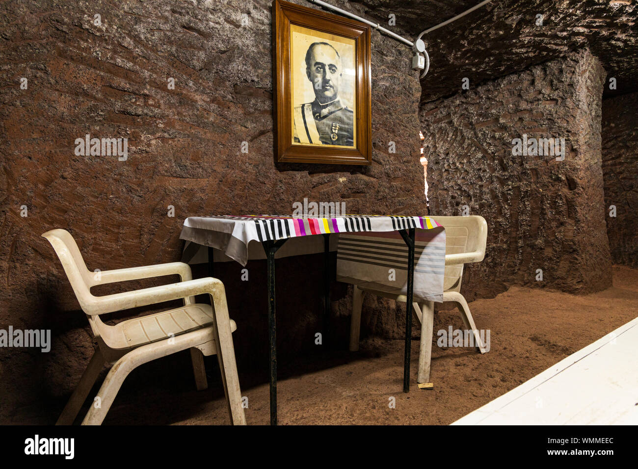 Schwarz und Weiß gerahmtes Foto von Franco, Diktator Spaniens hängen in einer Höhle Zimmer eines Guachinche Restaurant in Barranco Grande, Anaga, Teneriffa, Stockfoto