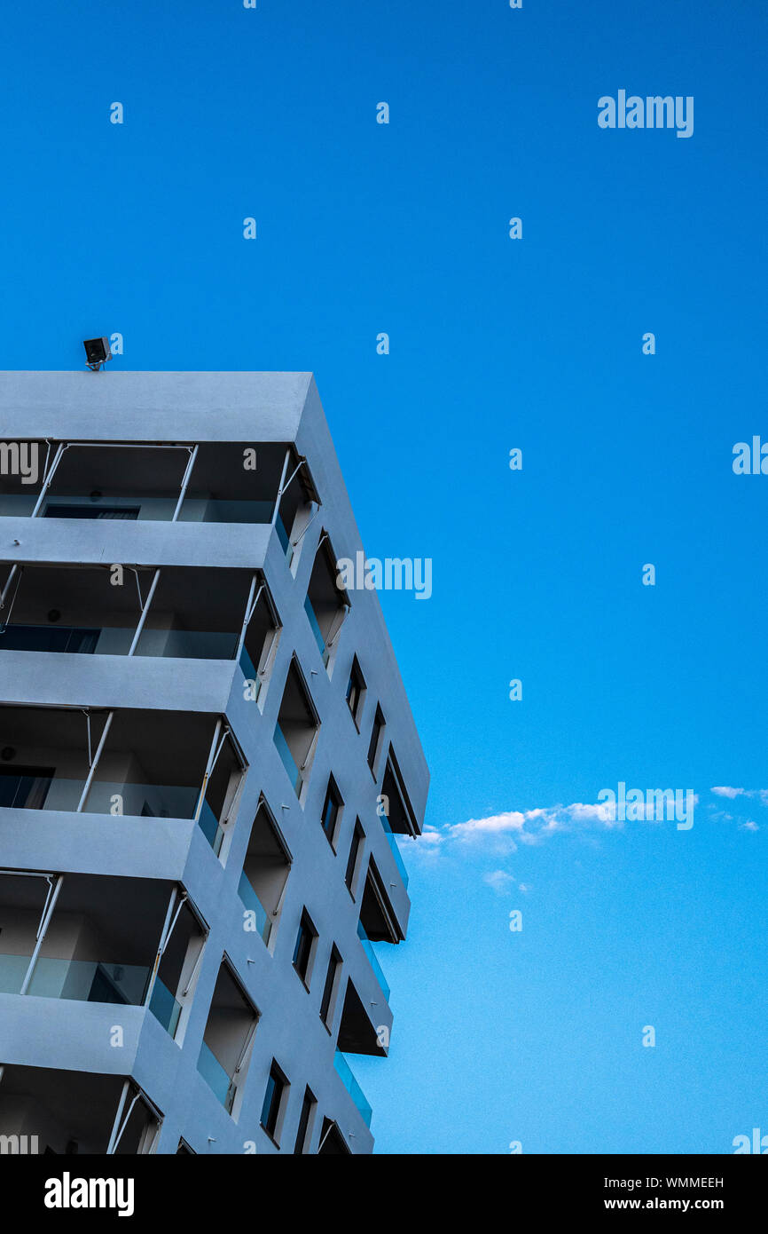Abstrakte Architektur, geometrische Minimalismus, konkrete Apartment oder Hotel Block gegen den blauen Himmel mit kleinen Wolke, Teneriffa, Kanarische Inseln, Spanien Stockfoto
