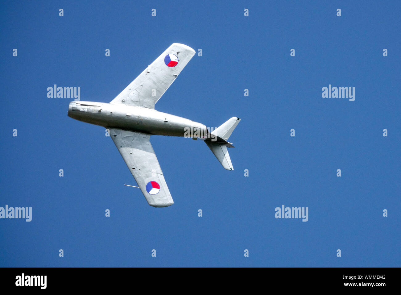 MIG 15 Jet Jäger in den Farben der tschechoslowakischen Luftwaffe, Flugzeug aus den 1950er Jahren, das auf dem blauen Himmel MIG 15 Jet fliegt Stockfoto