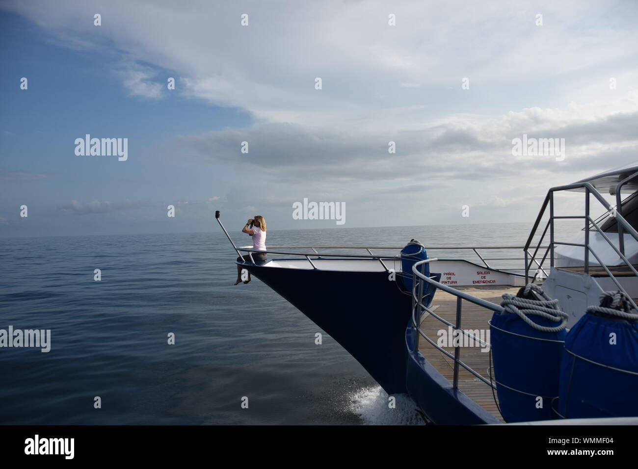 Die Frauen, die am Horizont vom Bug eines Schiffes Stockfoto