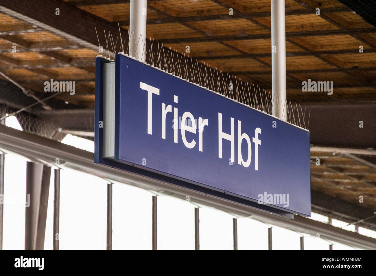 Trier, Deutschland. Schild am Bahnhof Trier (Trier Hauptbahnhof-Hbf), mit Spitzen gegen Vögel oder Tauben Stockfoto