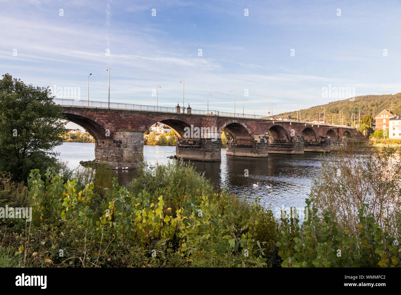 Trier, Deutschland. Die romerbrucke (Römische Brücke), eine alte Brücke über die Mosel aus dem Römischen Reich. Älteste erhaltene Brücke in Deutschland Stockfoto