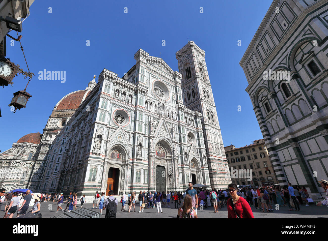 Piazza del Duomo, Florenz/Italien - 20 Juni 2019: Touristen zu Fuß rund um den berühmten Piazza mit seinen maginificant Architektur. Stockfoto