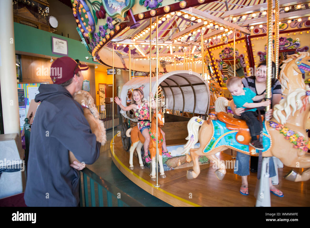 Der Riverfront Karussell ist in der Riverfront Park in Salem, Oregon. Die von Hand geschnitzt und bemalt Tiere auf dem Karussell werden von Freiwilligen gemacht. Stockfoto