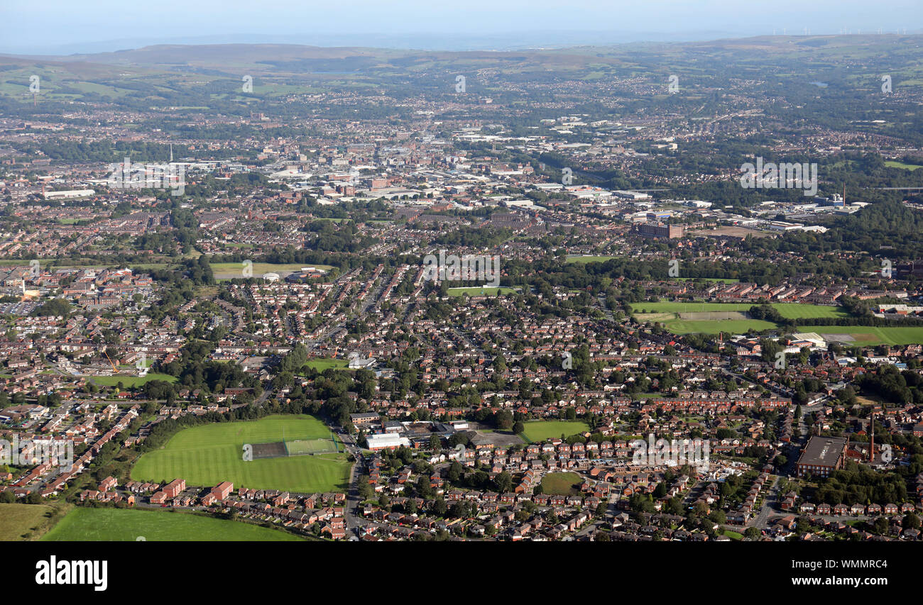 Luftaufnahme der Bolton Skyline mit St. James Kirche von England Schule in den Vordergrund, Lancashire Stockfoto