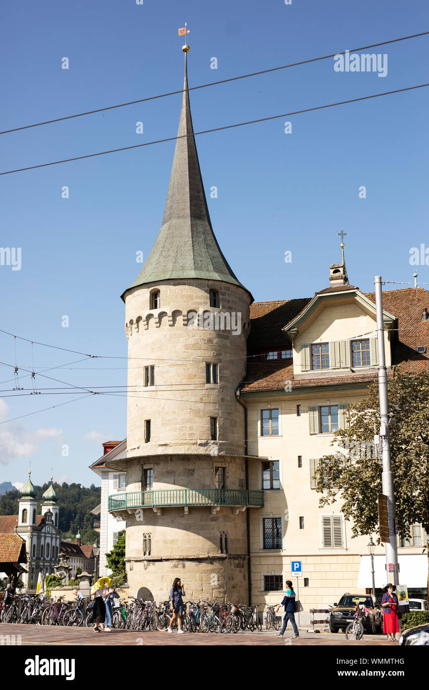 Der Turm des Kaufhauses Grieder am Kapellplatz in der Altstadt von Luzern, Schweiz. Stockfoto