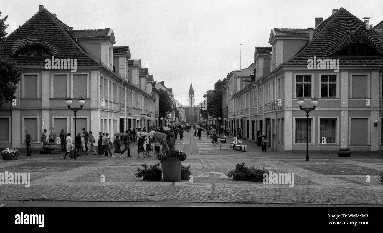01. Januar 1979, Berlin, Potsdam: Brandenburg/DDR/1979 Potsdam, Brandenburger Straße, damals Clement-Gottwald-Straße, hinter dem Brandenburger Tor - 1734 für Niederländische Einwanderer gebaut. Im Giebel wohnungen Soldaten wurden mit dem alten Preußen untergebracht werden, pflichtversichert. Sie hatten auch von den Besitzern gefüttert zu werden. Beste Bildqualität, genaue Aufnahmedatum nicht bekannt. Foto: Paul Glaser/dpa-Zentralbild/ZB Stockfoto