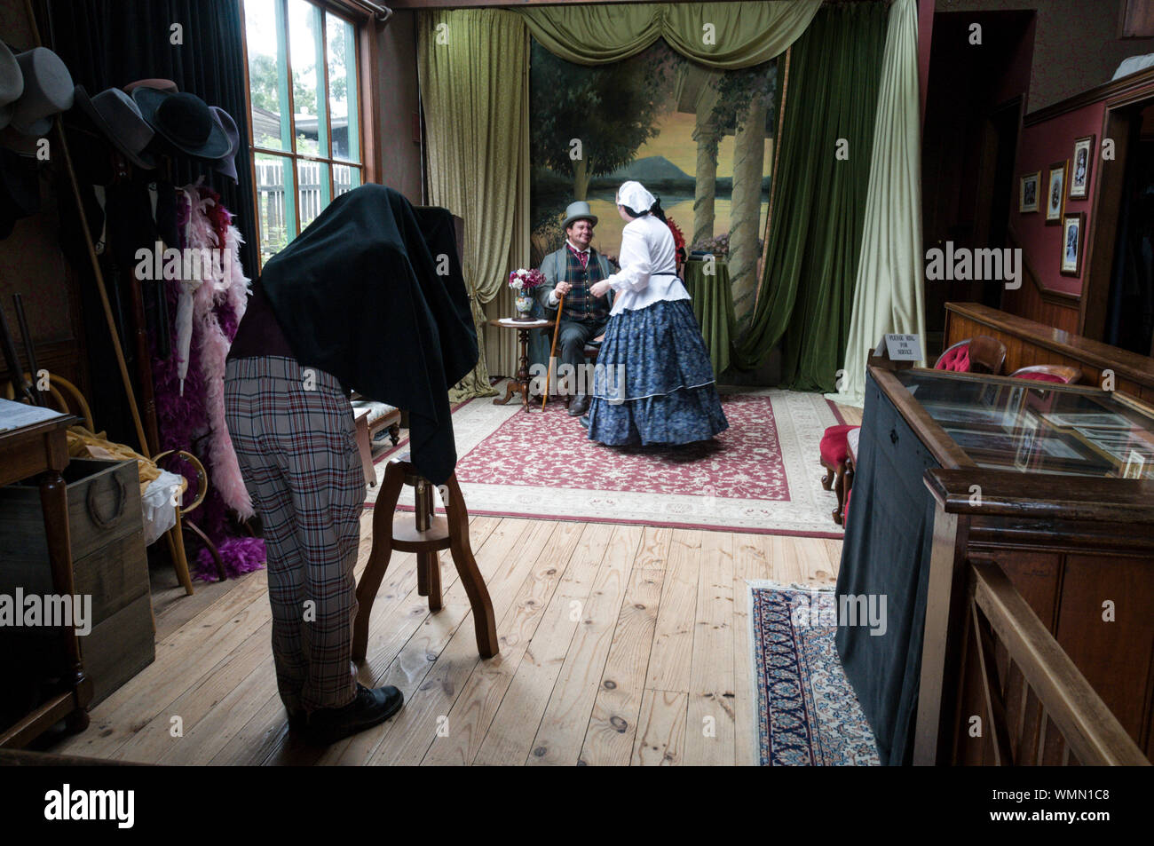 Im Studio eines Viktorianischen arbeiten Fotograf in der Hauptstraße im Sovereign Hill open-air-Museum. Das Museum zeigt das Leben und Arbeiten Stockfoto
