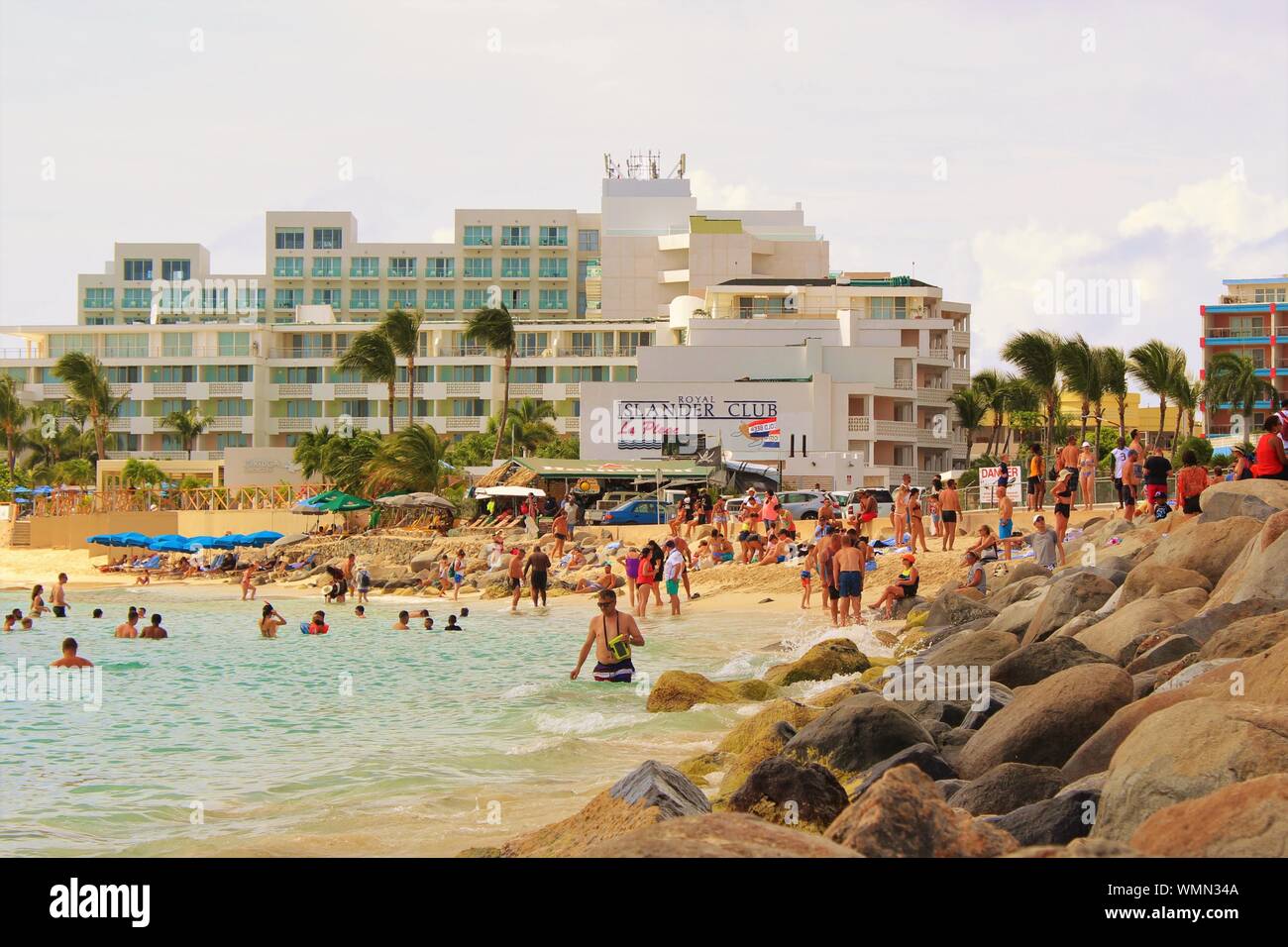 Maho Beach, Sint Maarten - am 19. August 2019: Touristen und Urlauber im Meer und auf dem Sand entspannen, an Maho Beach, St. Maarten. Stockfoto