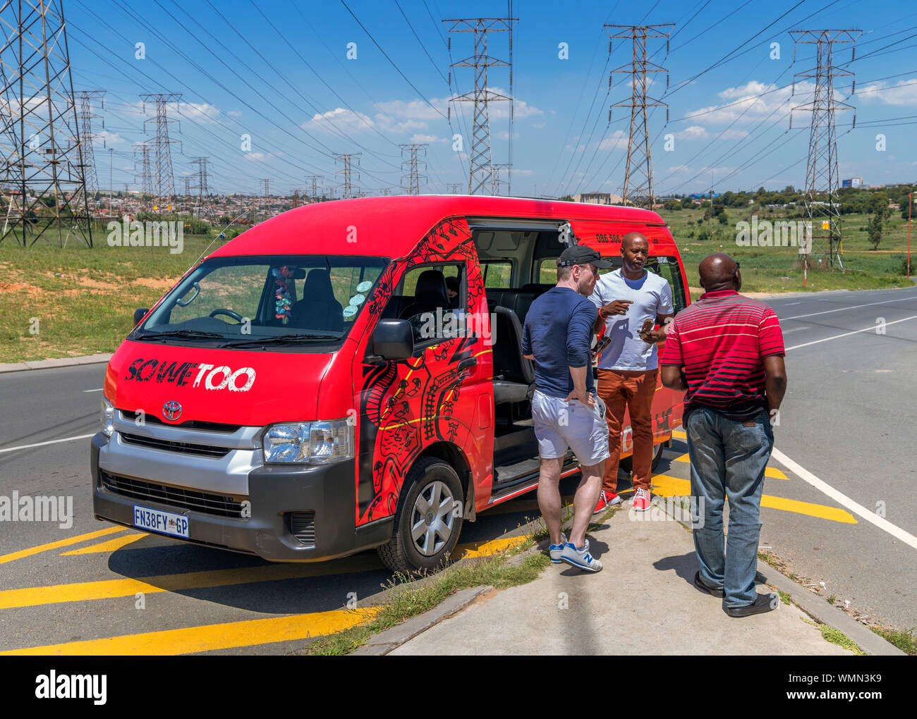 City Sightseeing Minibus auf einer Tour der township Soweto, Johannesburg, Südafrika Stockfoto