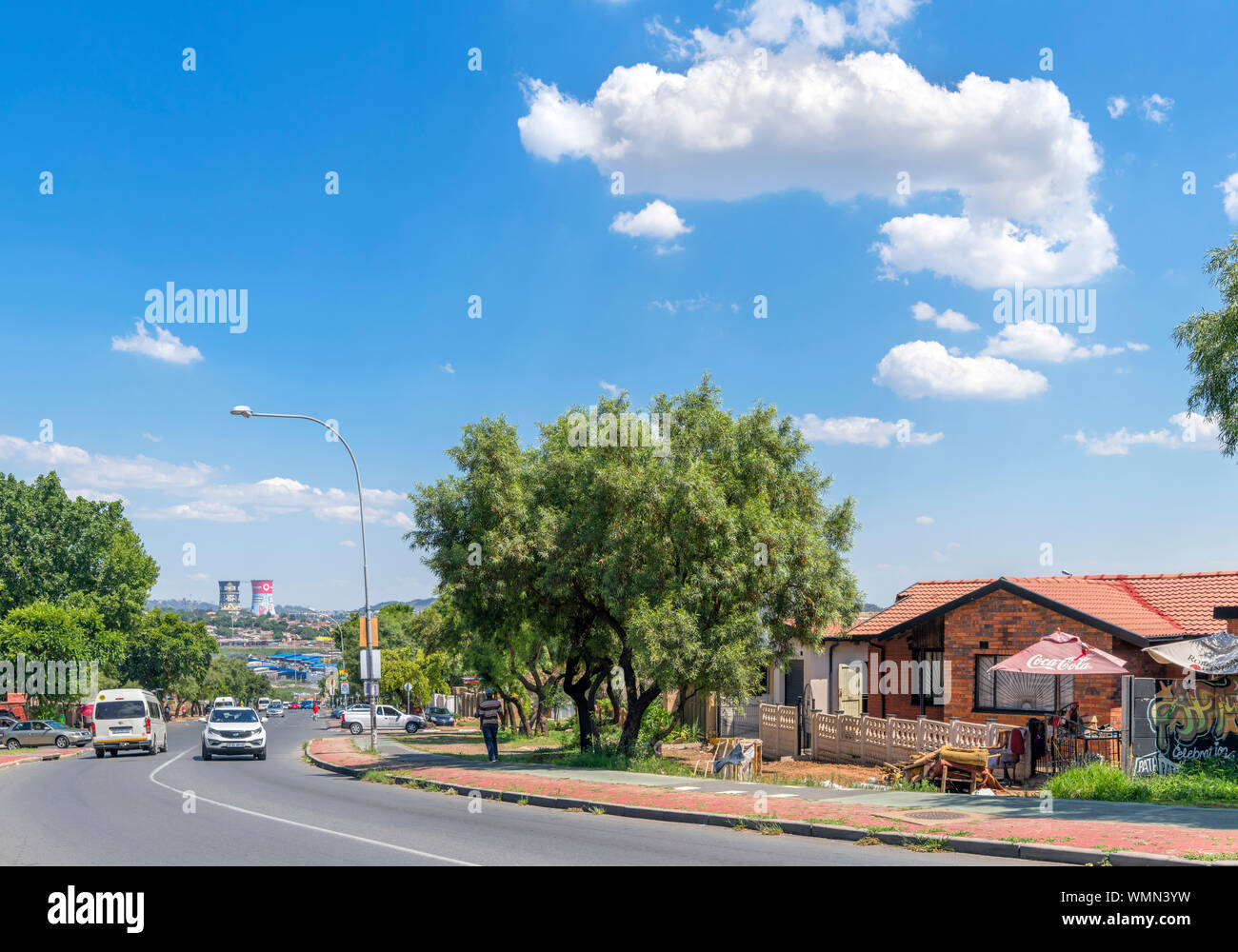 Straßen von Orlando West mit Blick auf die Kühltürme, Soweto, Johannesburg, Südafrika Stockfoto