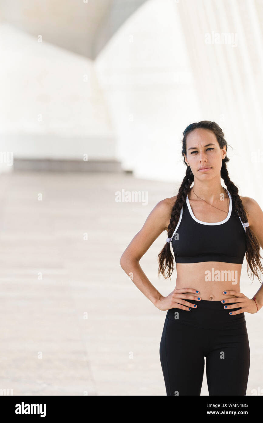 Obere Karosserie Portrait von weiblichen Athleten in Sportkleidung Stockfoto